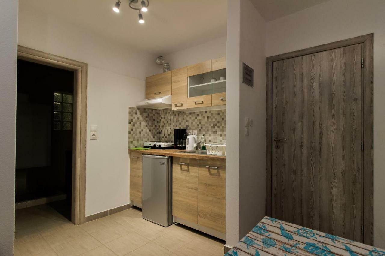 Blue Era Apartments バトシ エクステリア 写真